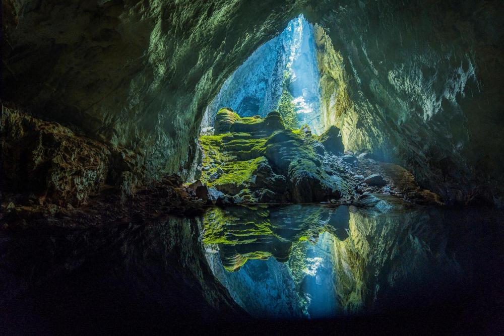 07_UndergroundLakes__SonDoongCave_shutterstock_1487628662.jpeg