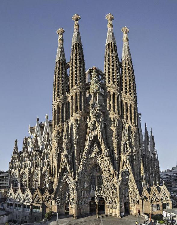 802px-Sagrada_Familia._Facana_del_Naixement_cropped.jpg